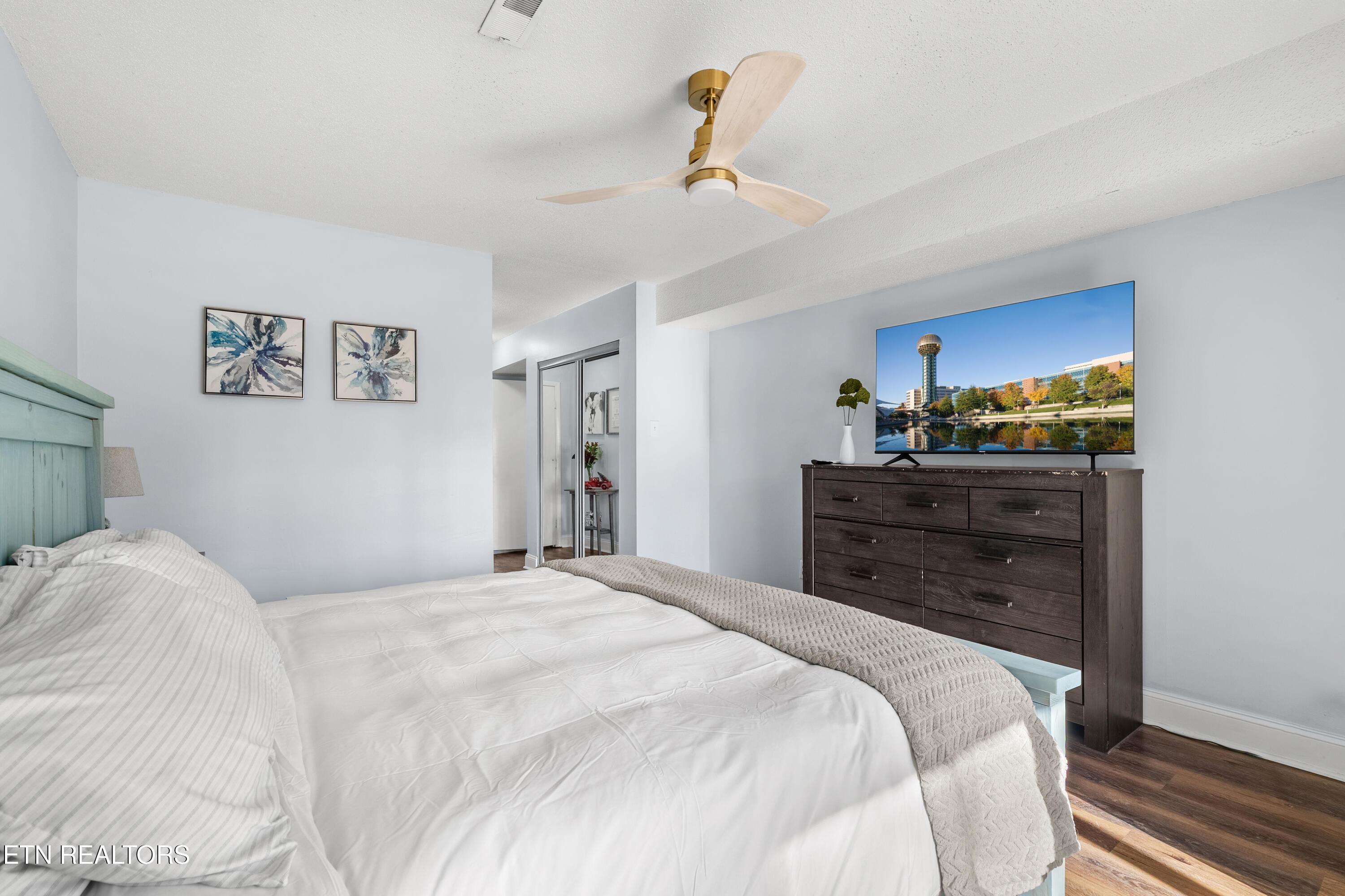 1900 Ridgecrest Drive, Unit 303 Knoxville, TN 37918 - Photo 16 of 25 Primary Bedroom