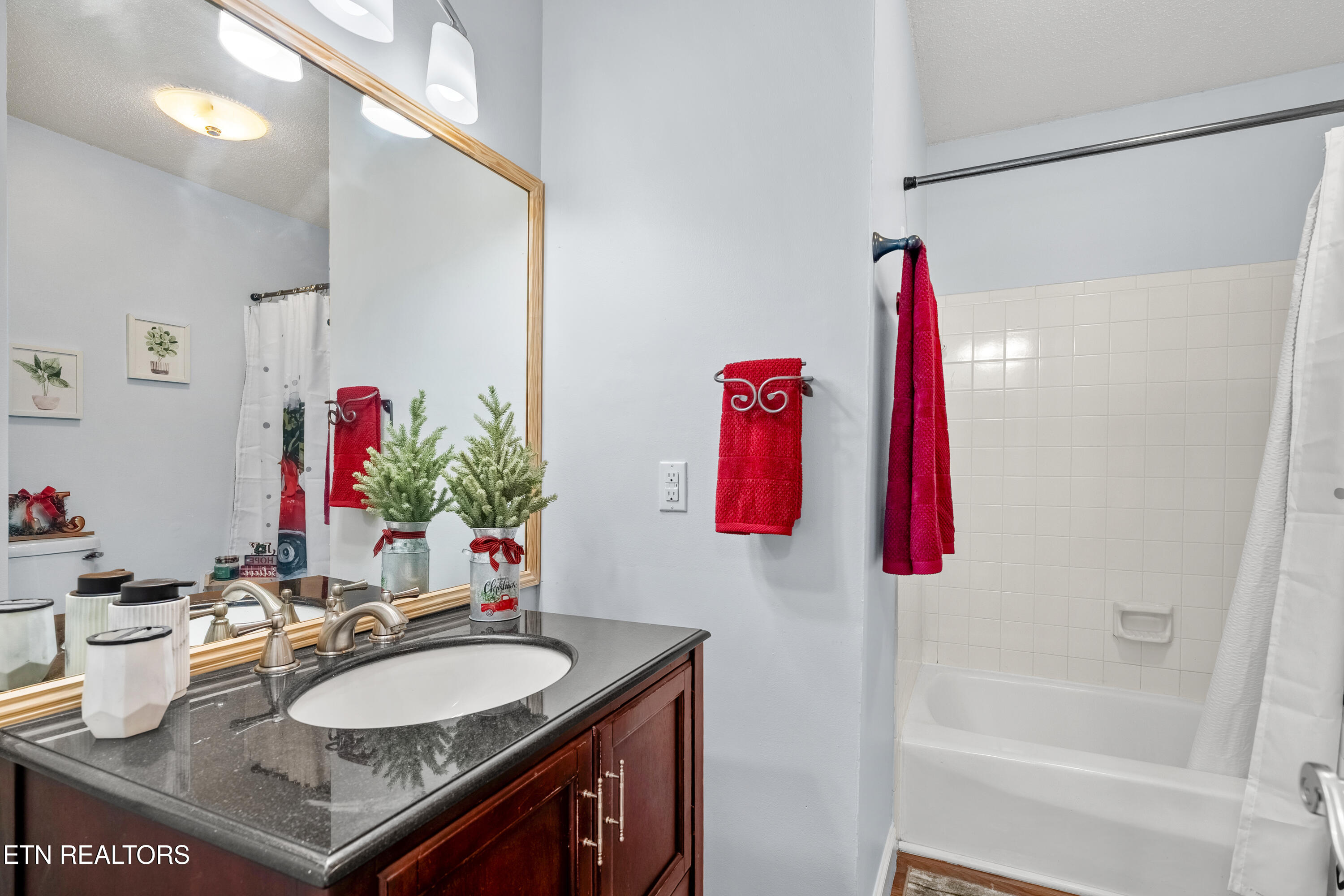 1900 Ridgecrest Drive, Unit 303 Knoxville, TN 37918 - Photo 22 of 25 Bathroom 2