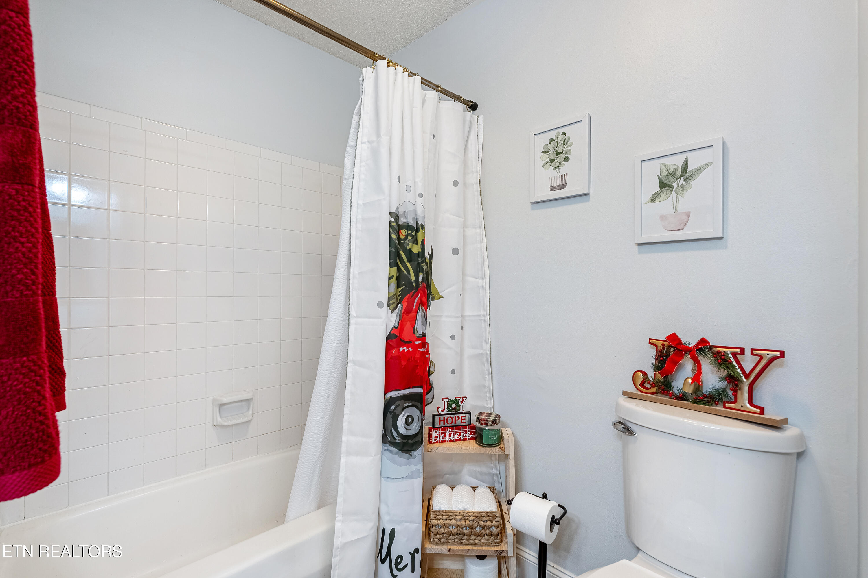 1900 Ridgecrest Drive, Unit 303 Knoxville, TN 37918 - Photo 23 of 25 Bathroom 2