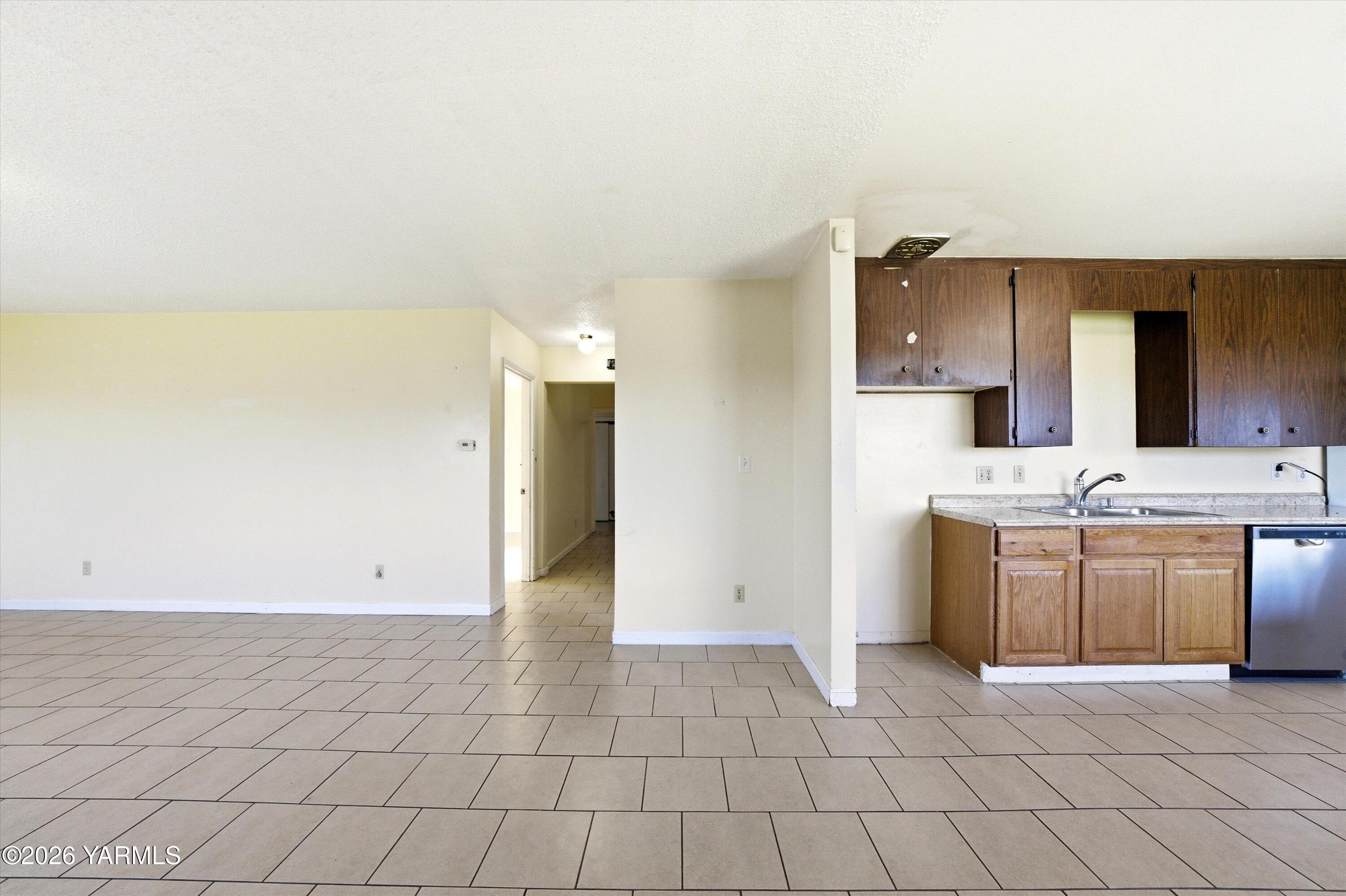 303 West 9th Street Wapato, WA 98951 - Photo 3 of 16 03-7R506401