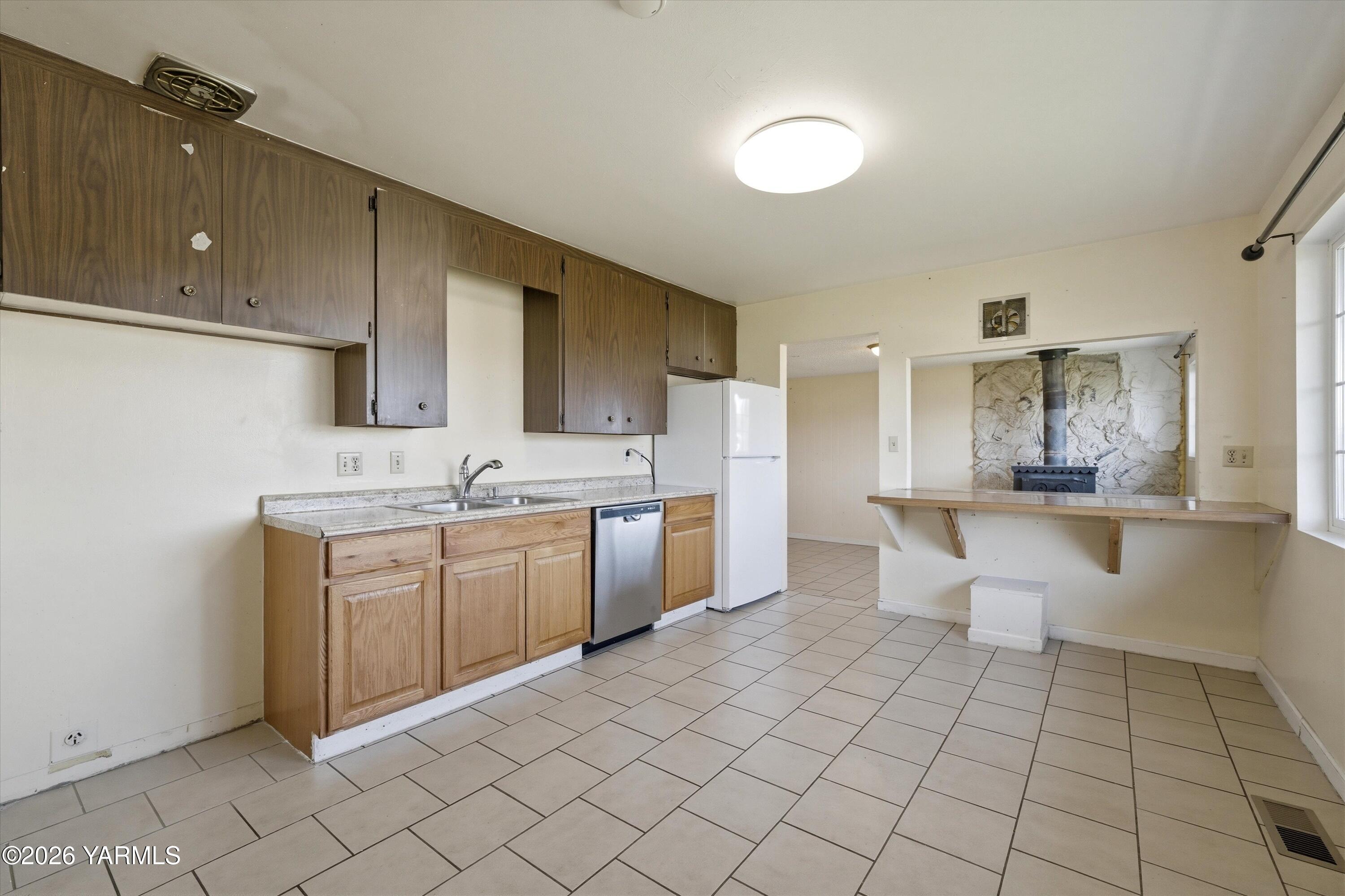 303 West 9th Street Wapato, WA 98951 - Photo 5 of 16 05-7R506412