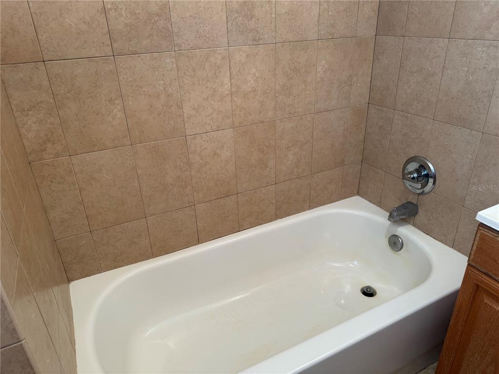 5333 Deeson Road Lakeland, FL 33810 - Photo 29 of 44 a bathroom with a bathtub