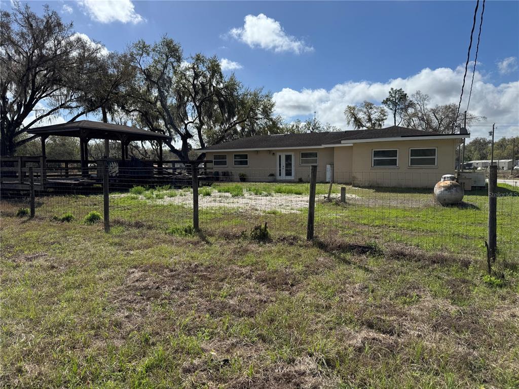 5333 Deeson Road Lakeland, FL 33810 - Photo 42 of 44 a view of a house with backyard and porch