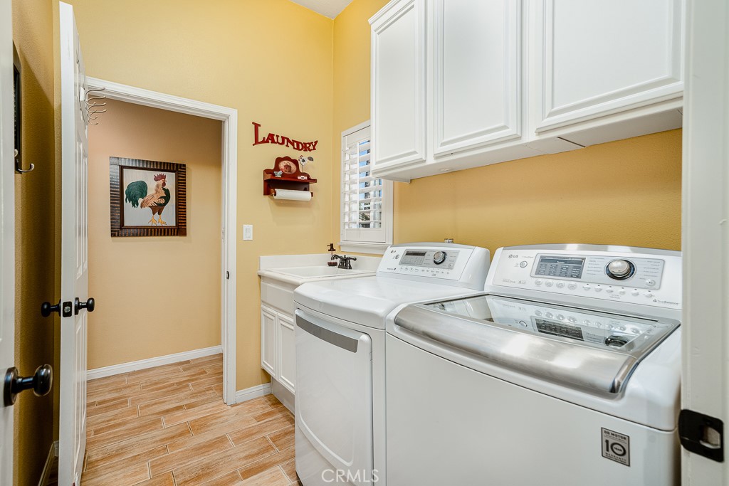 1877 Cashew Tree Street Hemet, CA 92545 - Photo 15 of 32 a utility room with dryer and washer