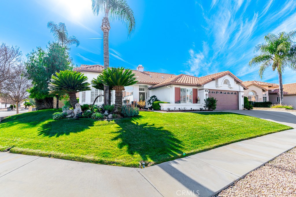 1877 Cashew Tree Street Hemet, CA 92545 - Photo 2 of 32 a front view of house with yard and green space