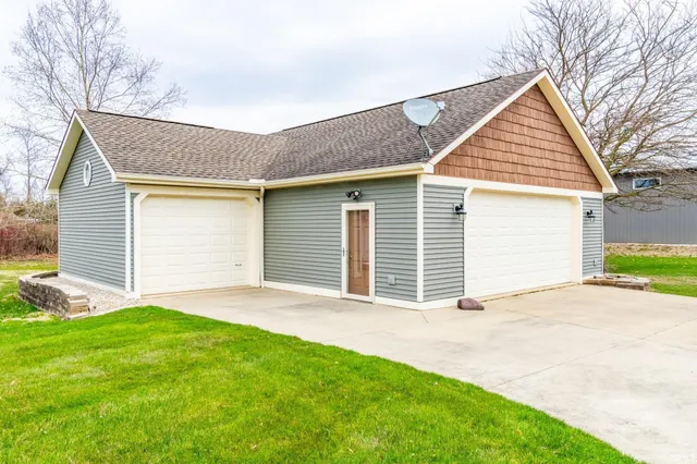 $1,350,000 | 565 Ln 101 Lake Pleasant, Fremont, IN 46737