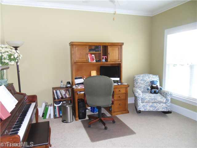 7330 Strawberry Road Summerfield, NC 27358 - Photo 3 of 16 Living Room.
