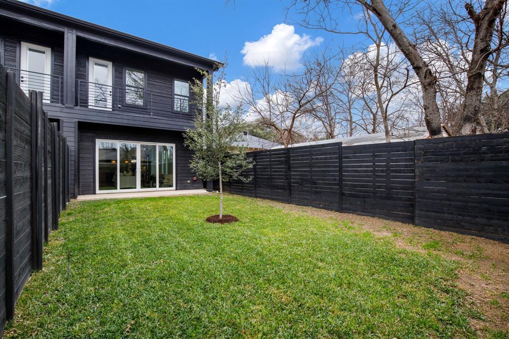 807 South Glasgow Drive Dallas, TX 75223 - Photo 37 of 39 a view of outdoor space and yard