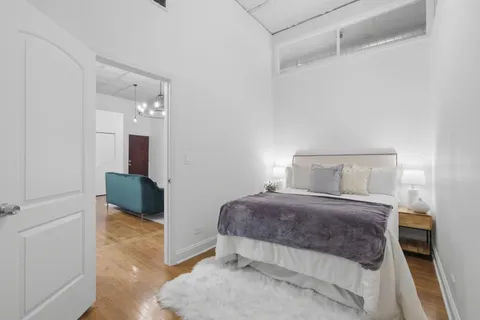 $1,399,000 | 1900 West Oakdale Avenue, Chicago, IL 60657