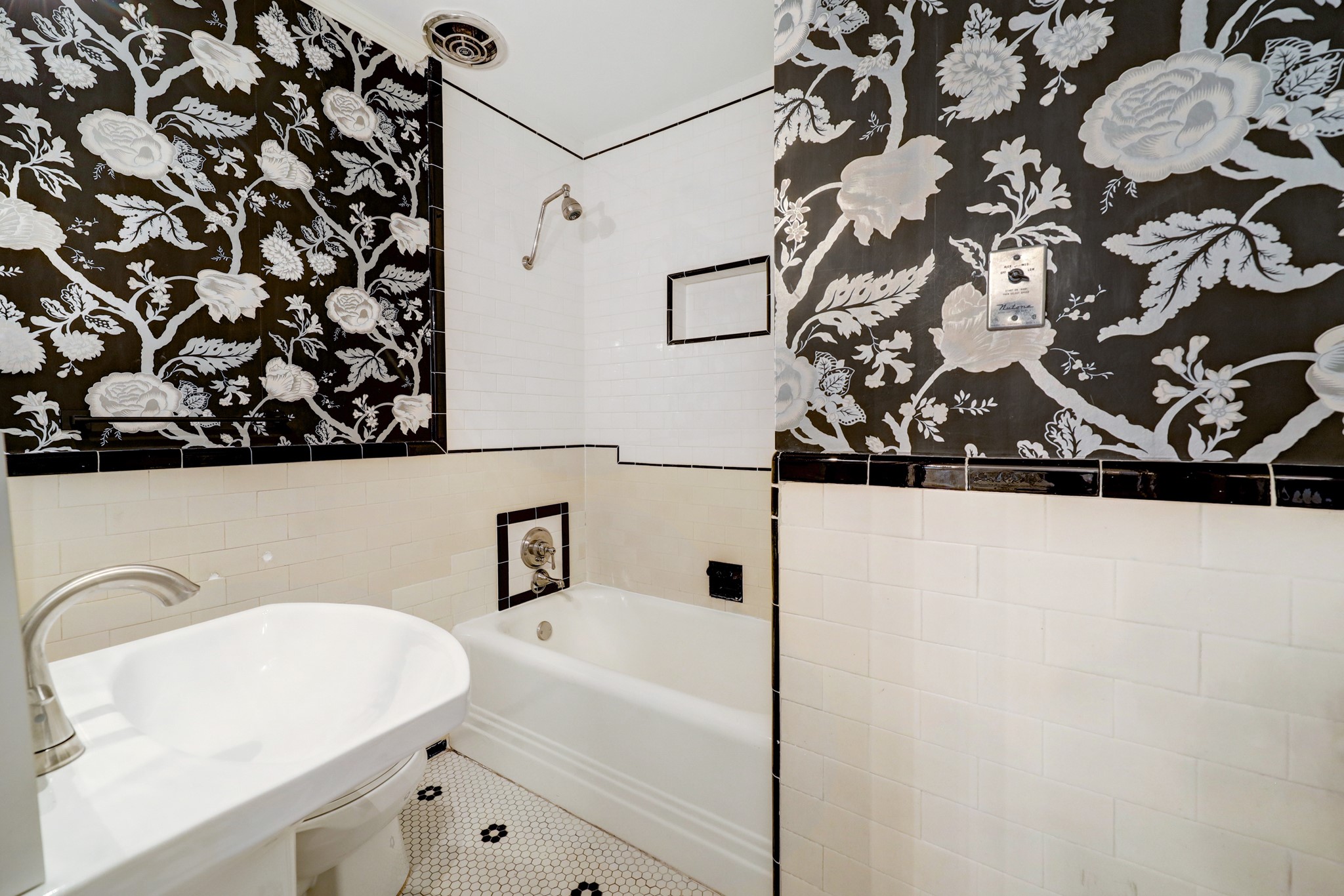 1950 Lexington Street Houston, TX 77098 - Photo 12 of 16 Full bathroom hosts a combination shower with tub, new wallpaper, and close proximity to two secondary bedrooms!