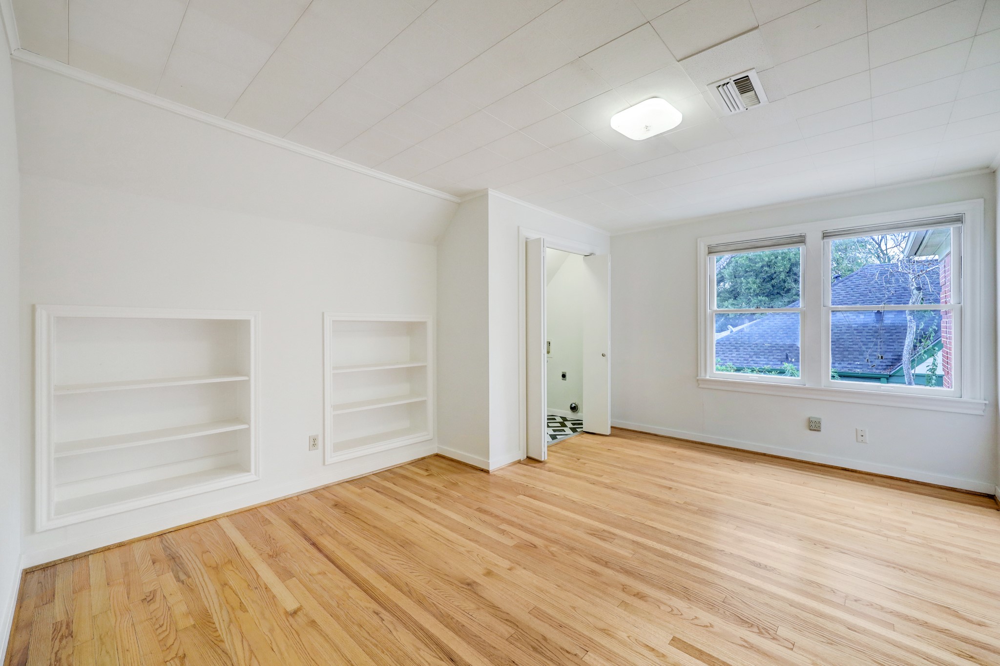 1950 Lexington Street Houston, TX 77098 - Photo 15 of 16 With access from the primary bathroom and also from a separate secondary stairwell, this versatile room features built-in shelving and a washer/dryer closet with bi-fold door access. Ideal for use as a home office, study, or additional living space.