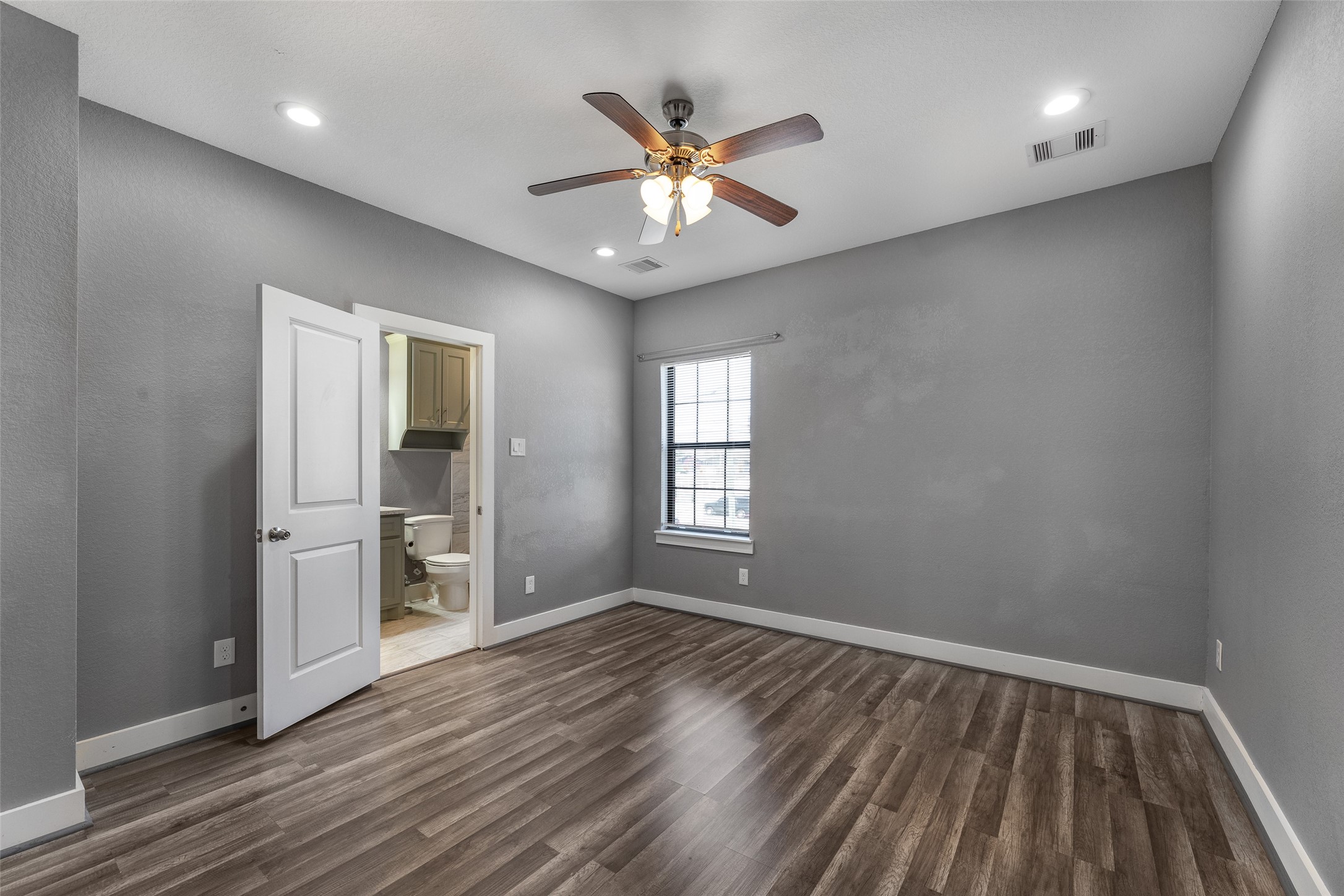 6501 Stratton Street Houston, TX 77023 - Photo 15 of 46 Primary bedroom featuring en-suite full bathroom.