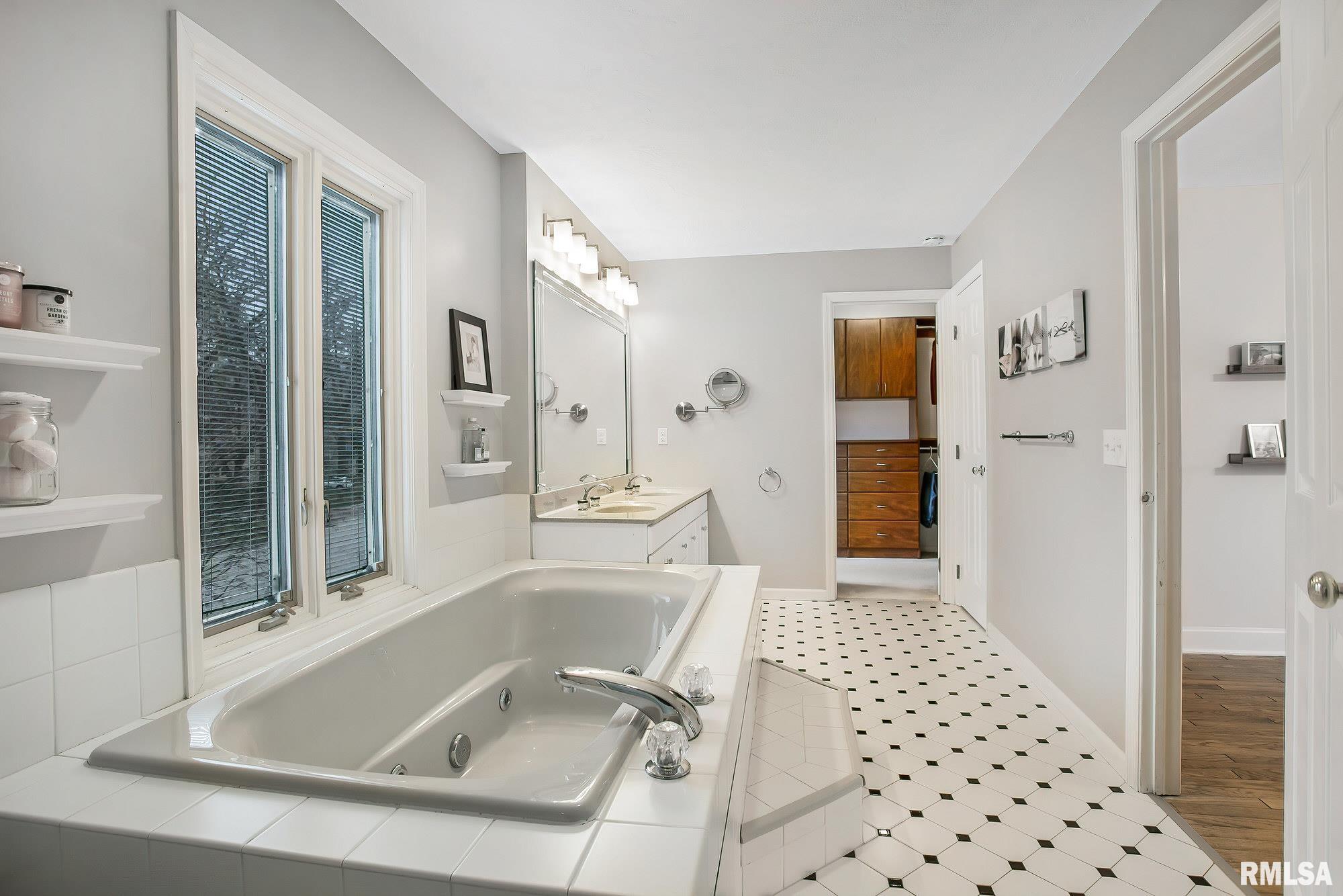 304 Forest Road Davenport, IA 52803 - Photo 25 of 40 Gallery Image 25