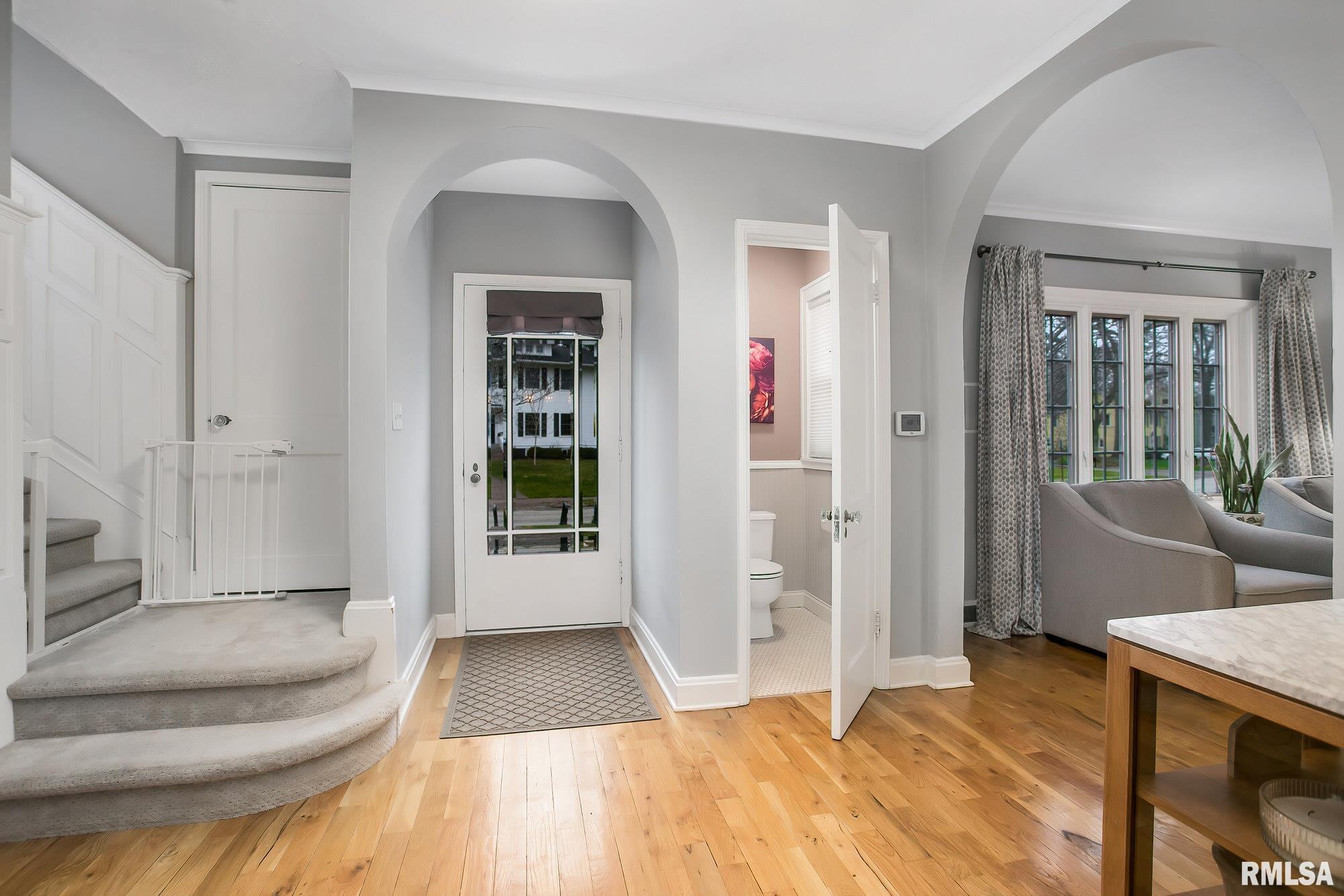 304 Forest Road Davenport, IA 52803 - Photo 4 of 40 Gallery Image 4