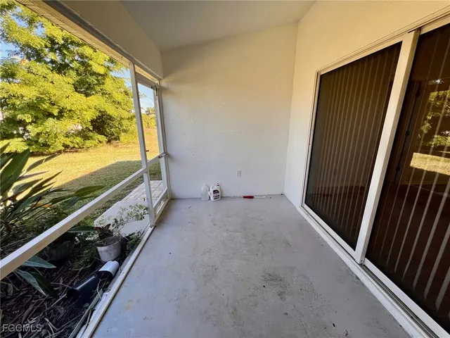 a view of a back yard