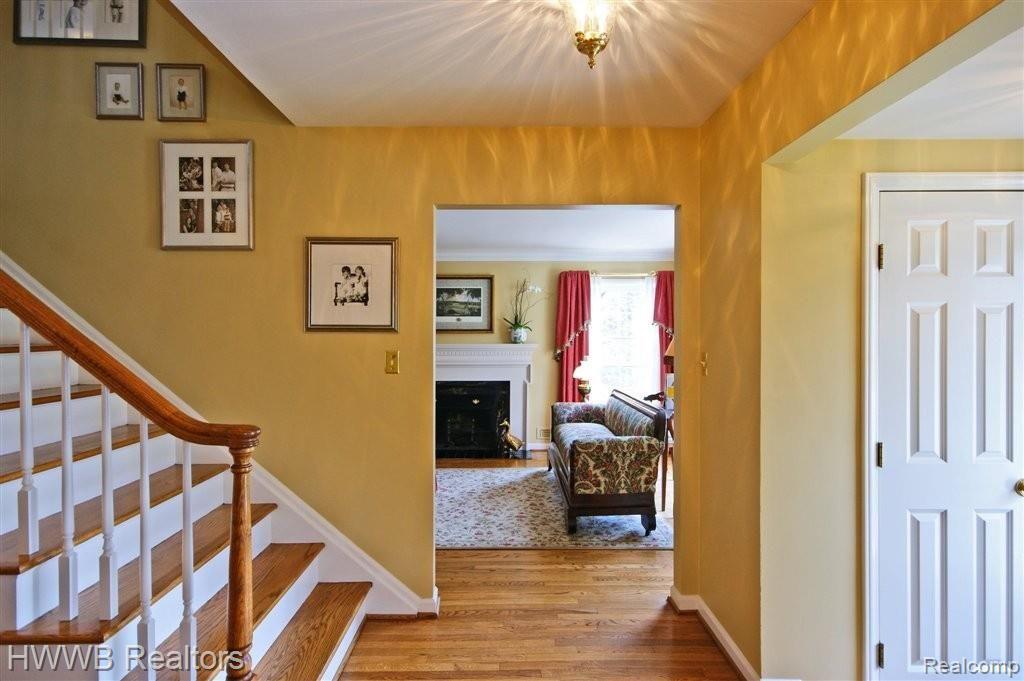 3590 Roland Drive Bloomfield Hills, MI 48301 - Photo 4 of 20 Entry