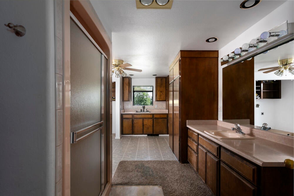 11717 Michael Road White City, OR 97503 - Photo 29 of 39 Primary Bath