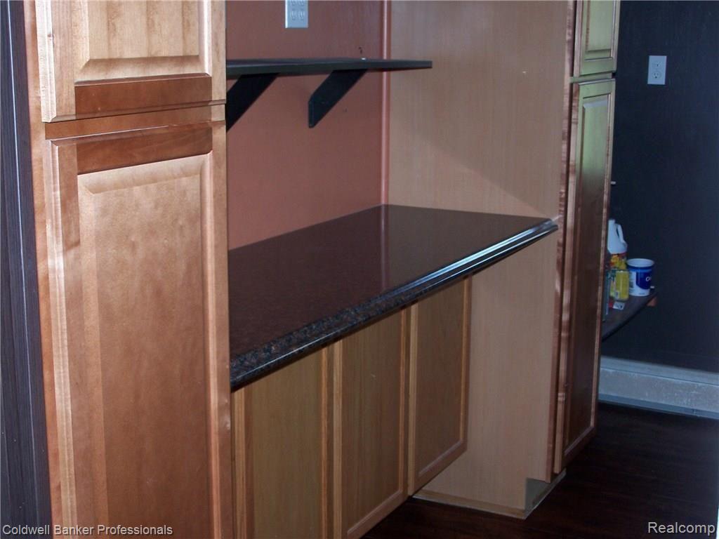 186 West Wattles Road Troy, MI 48098 - Photo 11 of 23 Butler Pantry