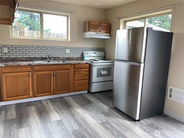 $1,000 | 2127 Madison Street, Unit B, Shelton, WA 98584