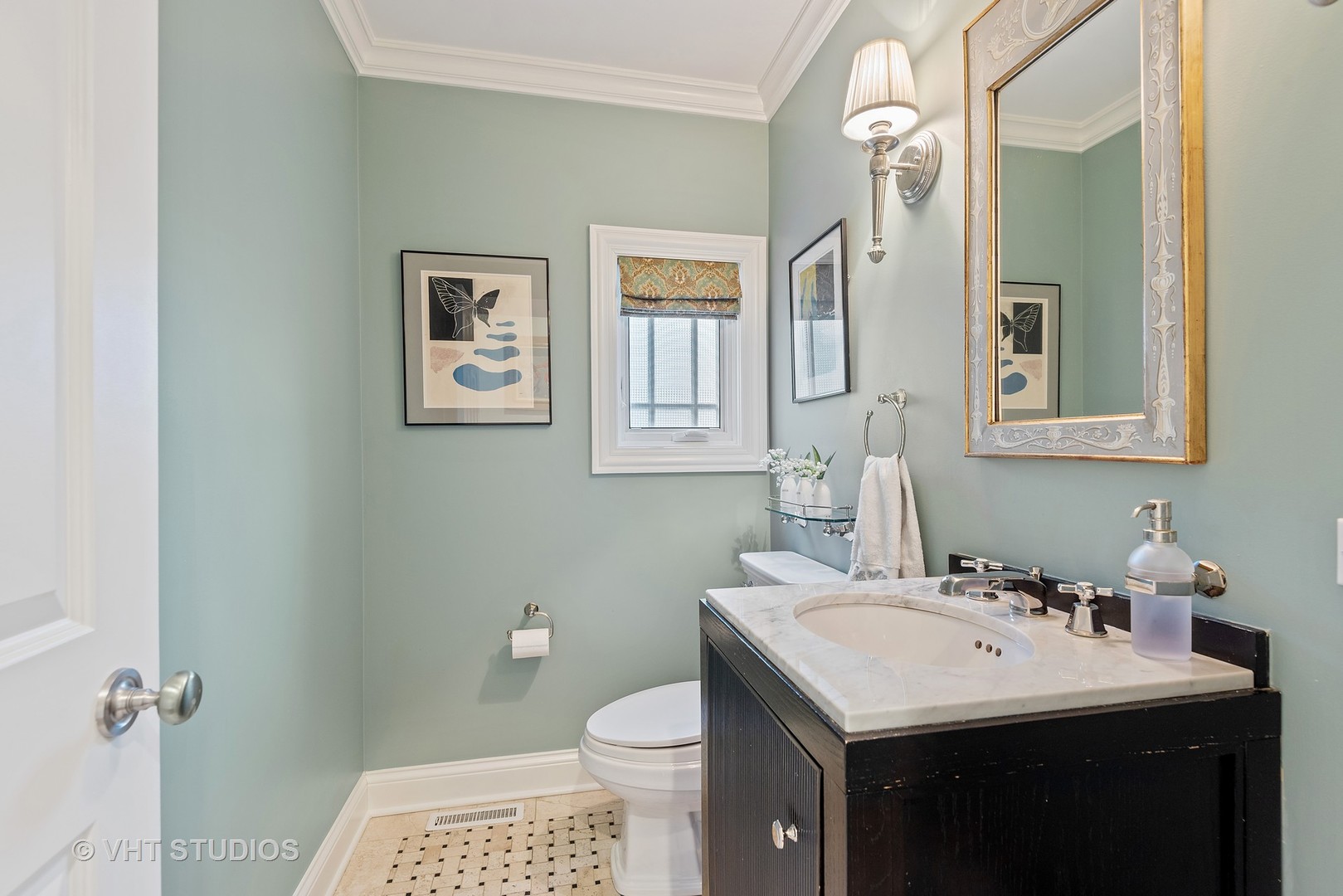 339 Maple Avenue Wilmette, IL 60091 - Photo 11 of 33 a bathroom with a sink and a toilet