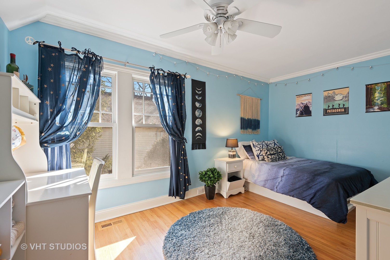 339 Maple Avenue Wilmette, IL 60091 - Photo 15 of 33 a bed room with a bed and a chandelier