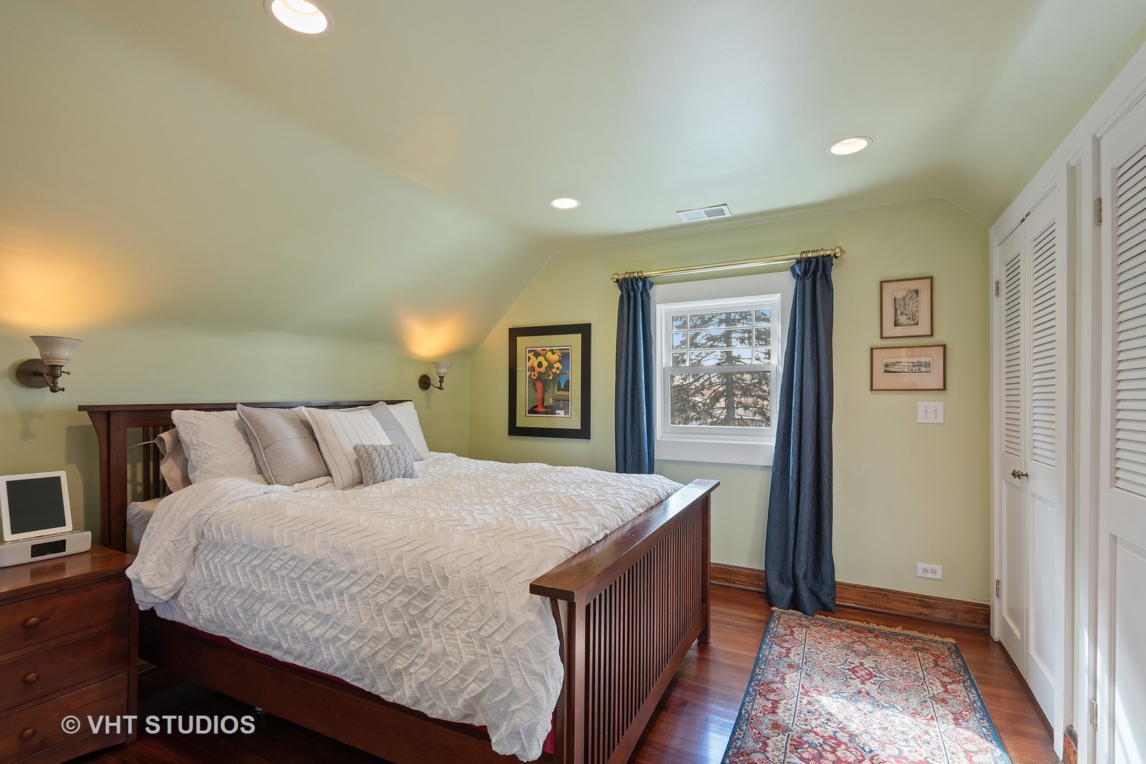 339 Maple Avenue Wilmette, IL 60091 - Photo 19 of 33 a bed room with a bed and a painting