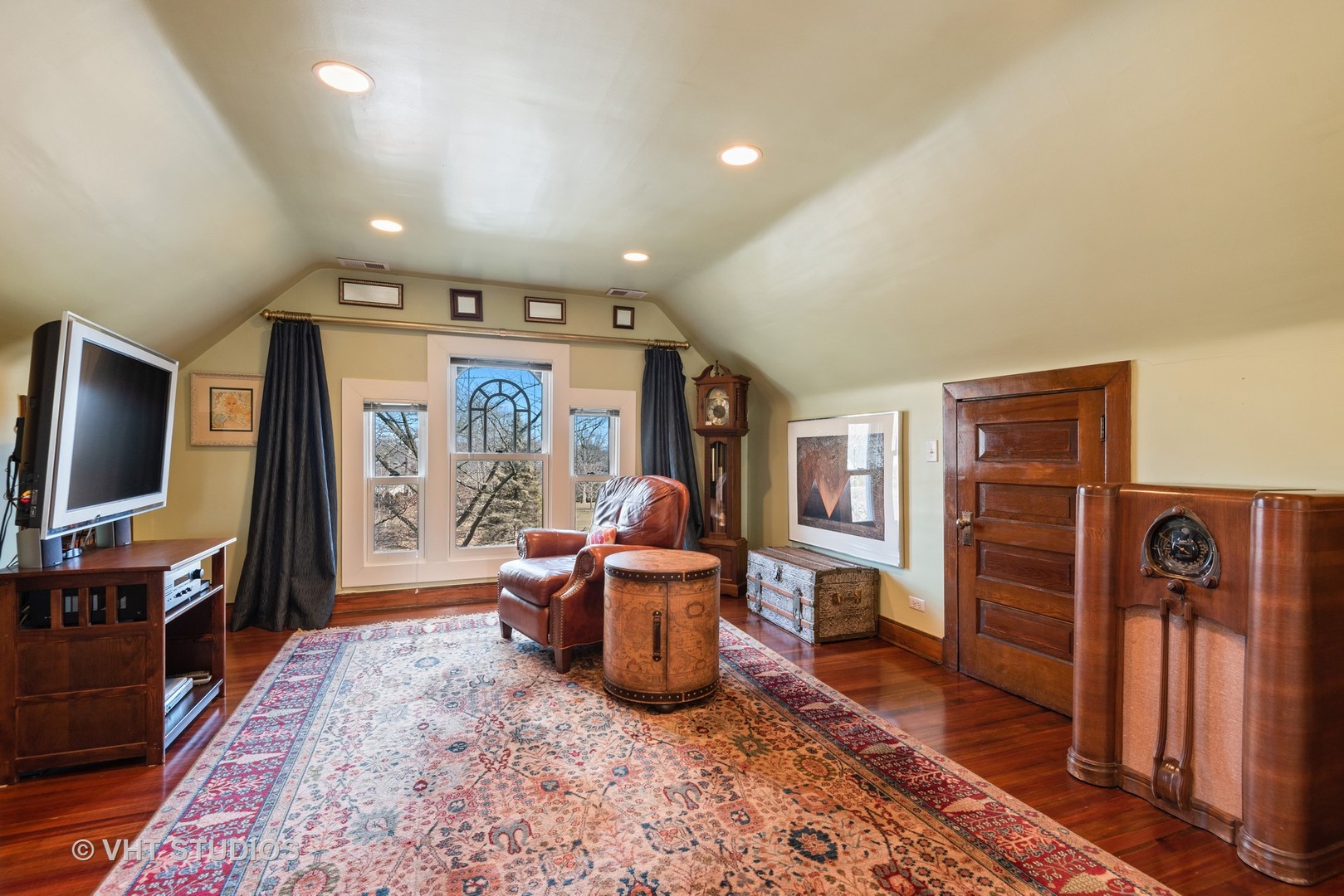 339 Maple Avenue Wilmette, IL 60091 - Photo 20 of 33 a living room with furniture and a flat screen tv