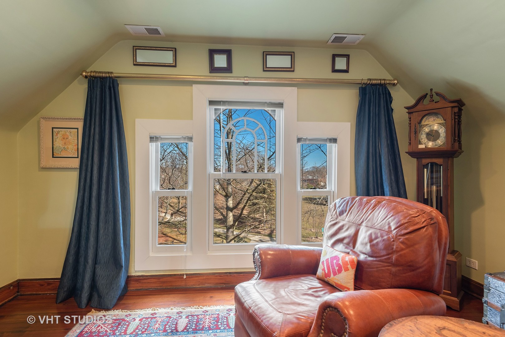 339 Maple Avenue Wilmette, IL 60091 - Photo 21 of 33 a living room with furniture and a window