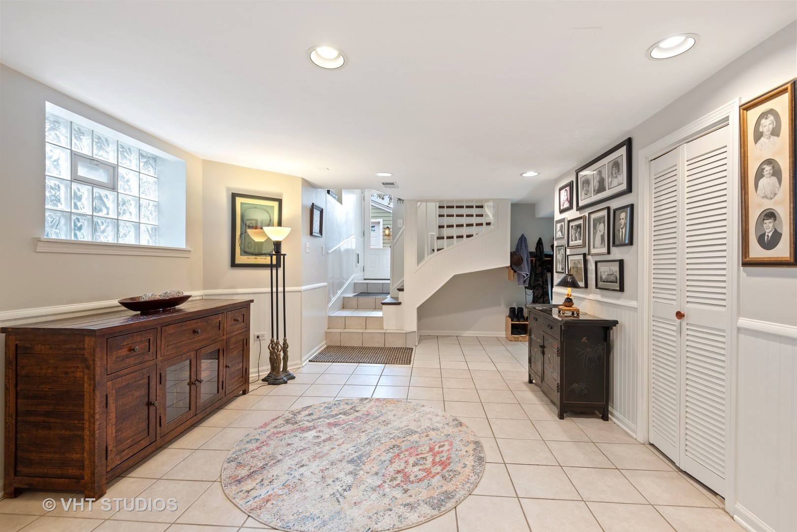 339 Maple Avenue Wilmette, IL 60091 - Photo 24 of 33 a large kitchen with a stove a sink dishwasher and a refrigerator