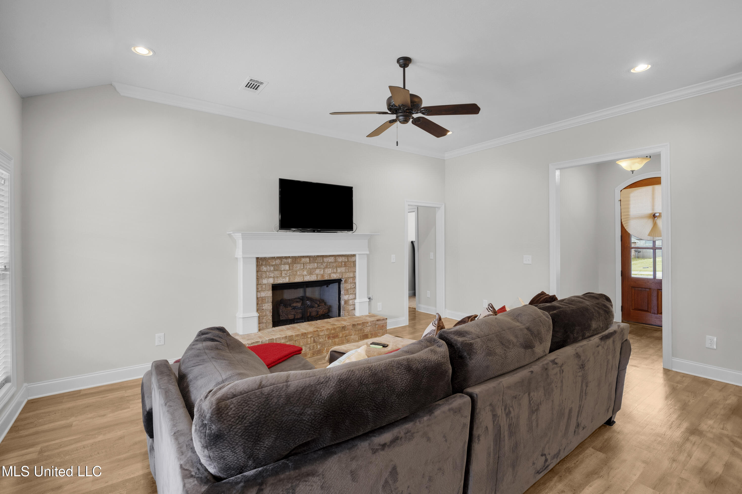 245 Cooper Lane Canton, MS 39046 - Photo 5 of 21 Living Room/Front Door