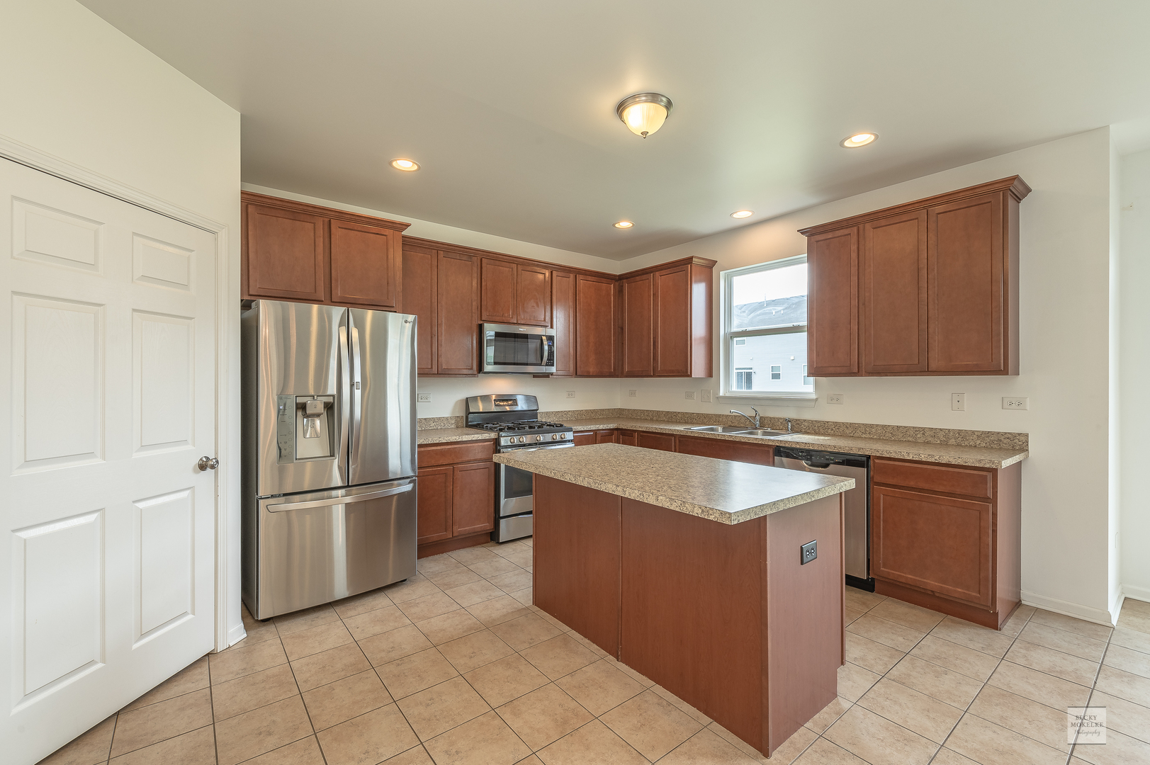 2285 Brookstone Drive Bolingbrook, IL 60490 - Photo 3 of 28