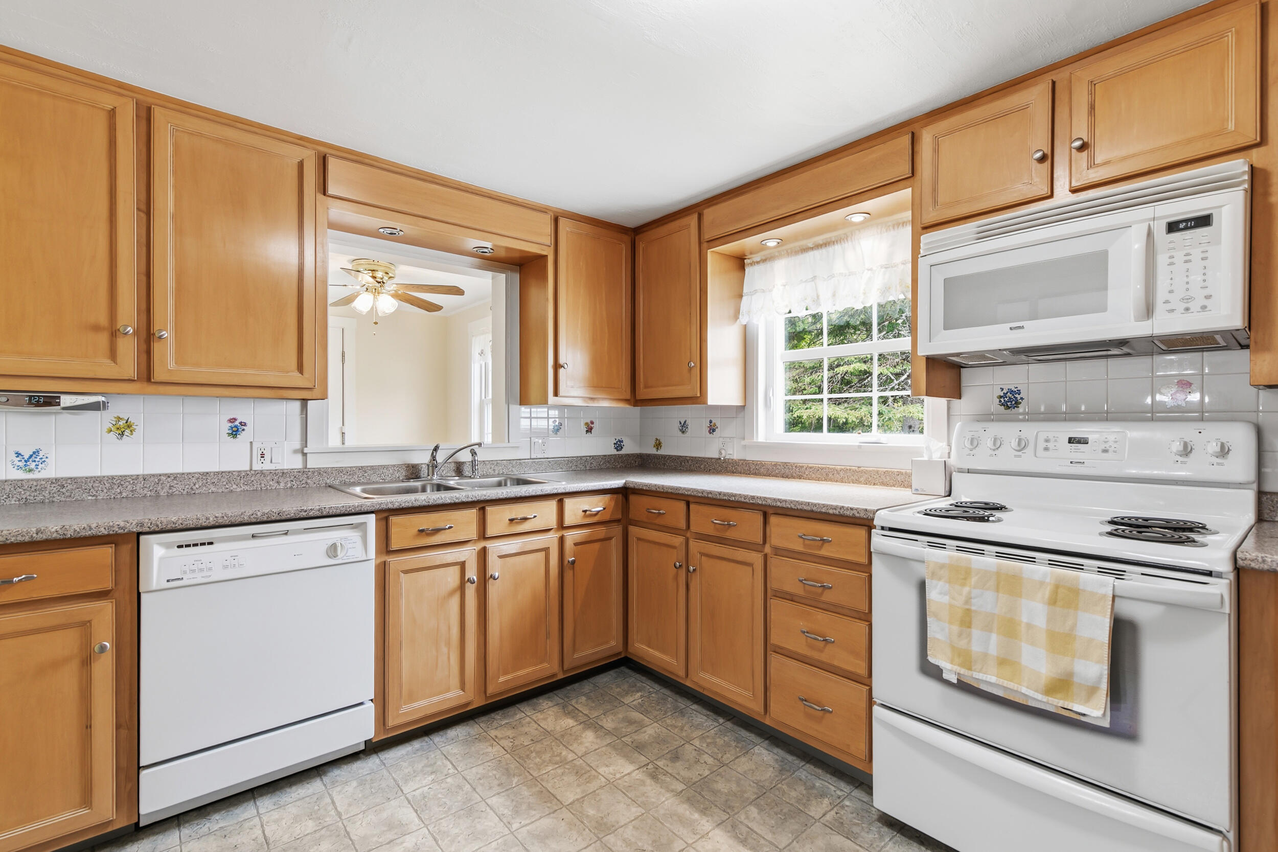 69 Railroad Avenue Springvale, ME 04083 - Photo 12 of 48