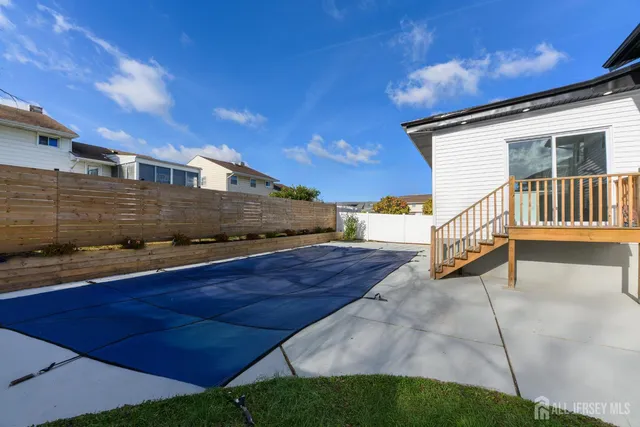 a view of a house with backyard and garden