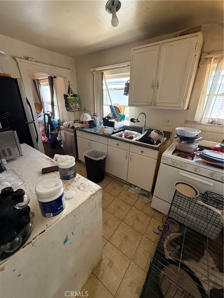 1403 Elm Avenue Long Beach, CA 90813 - Photo 6 of 13 Upstairs unit Kitchen (2 bed 1 bath)