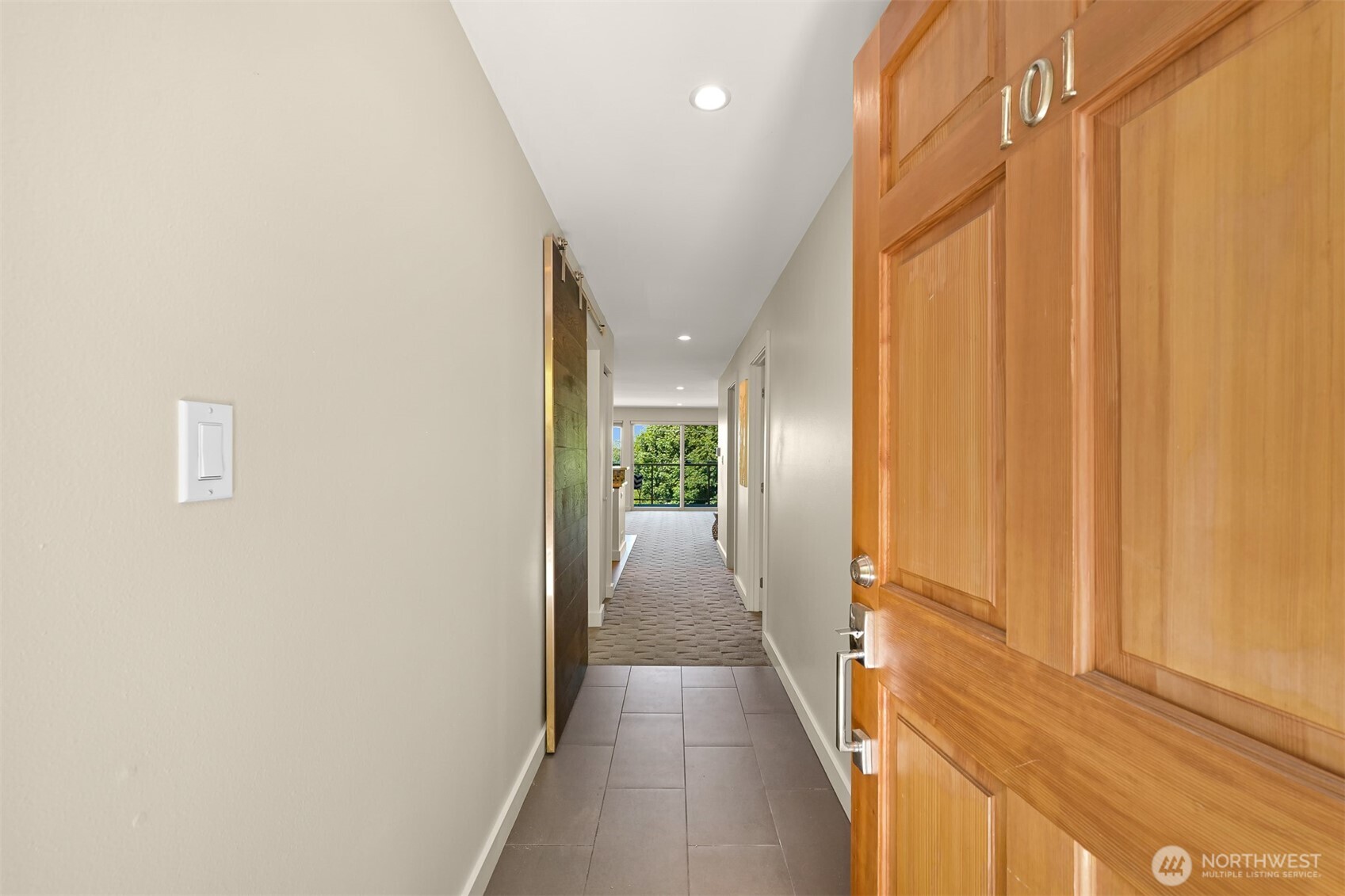 414 Boulevard, Unit 101 Bellingham, WA 98225 - Photo 4 of 32 a view of a hallway