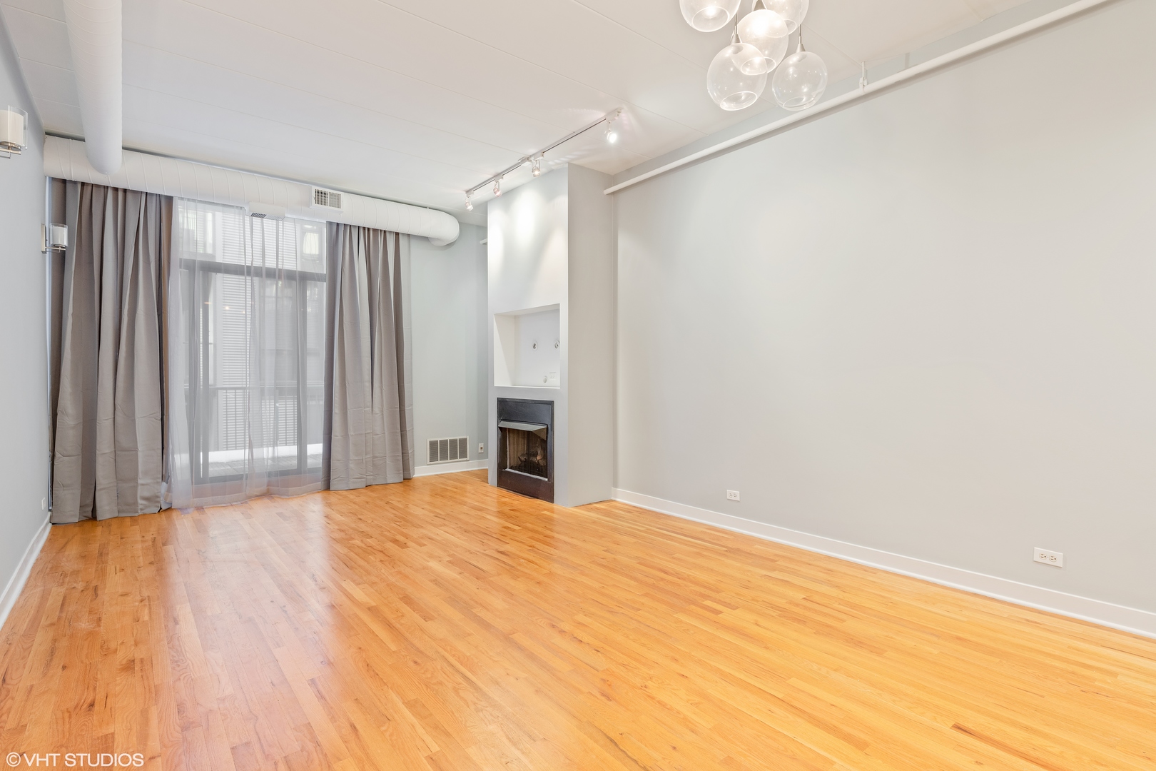 847 West Monroe Street, Unit 3A Chicago, IL 60607 - Photo 2 of 19 a large white bed in a white room