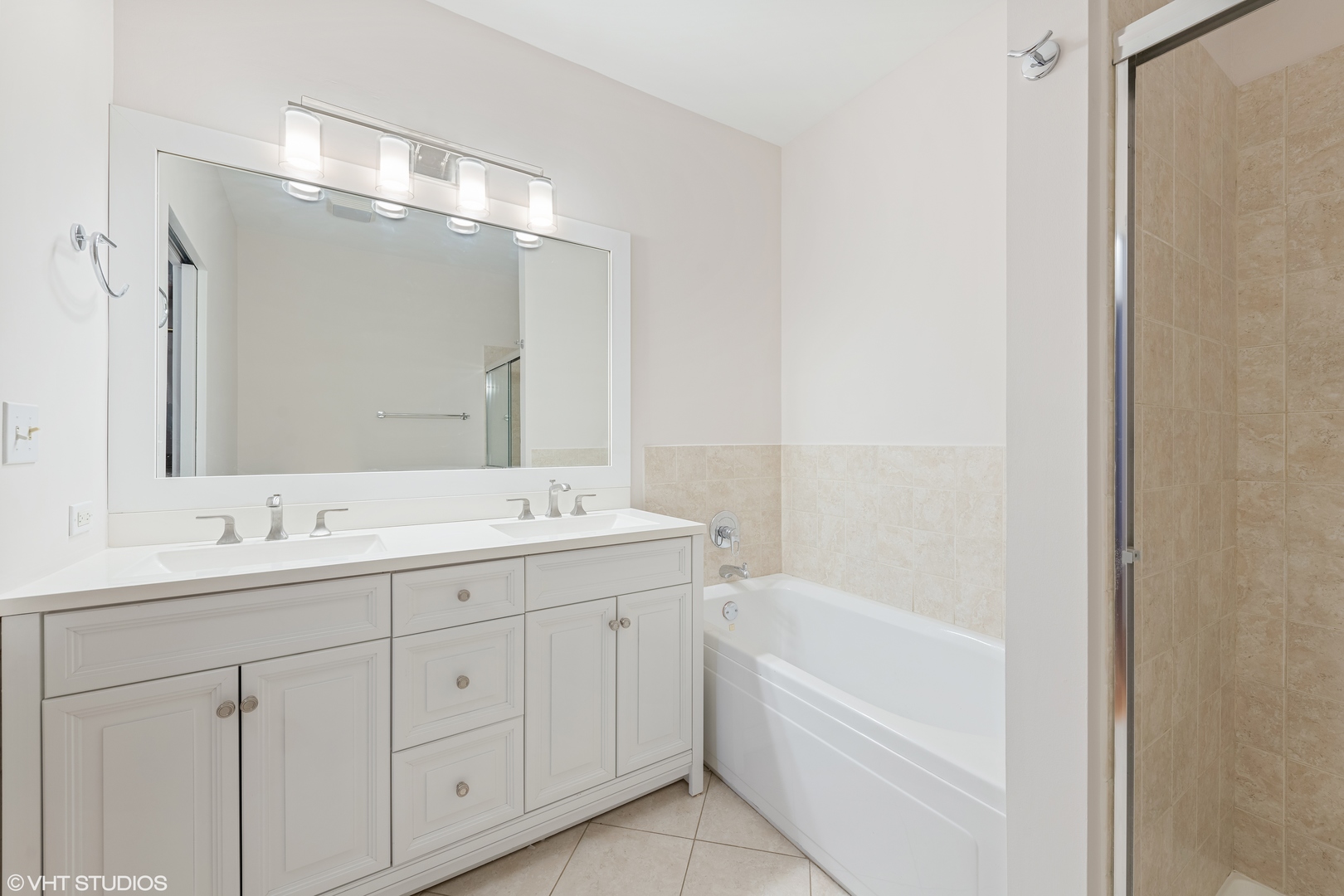 847 West Monroe Street, Unit 3A Chicago, IL 60607 - Photo 15 of 19 a bathroom with a bathtub and a sink