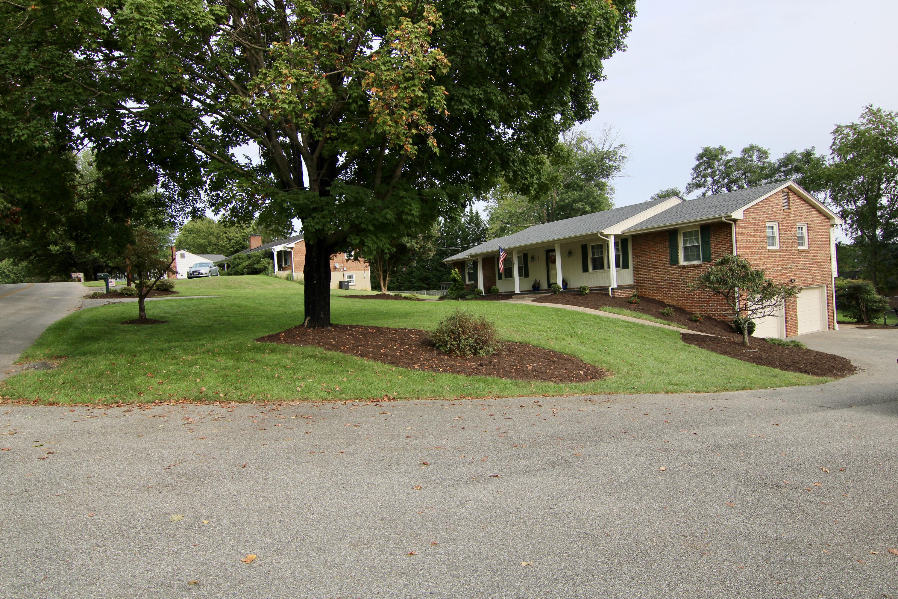 500 Diamond Road Salem, VA 24153 - Photo 2 of 22 Front Right