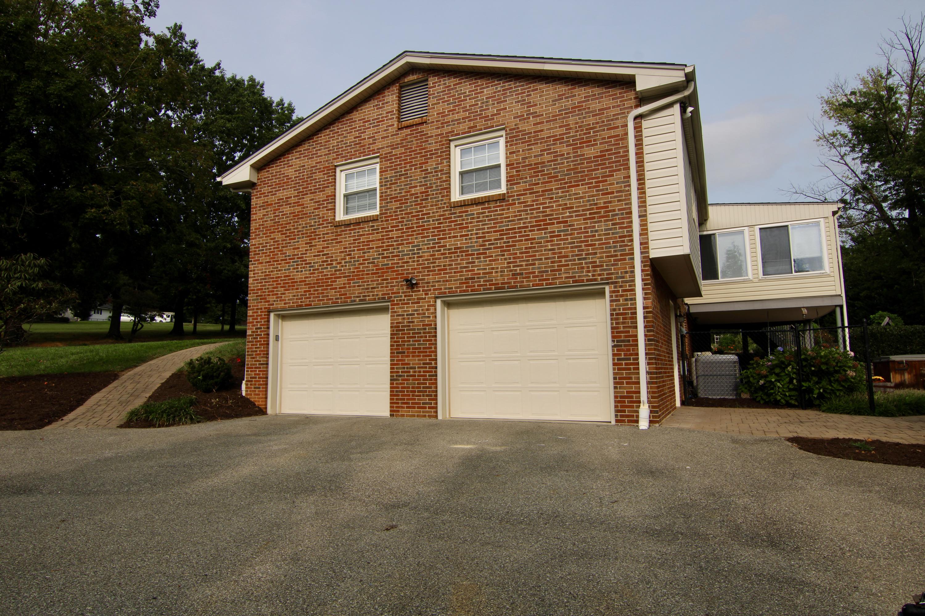 500 Diamond Road Salem, VA 24153 - Photo 3 of 22 Right Side