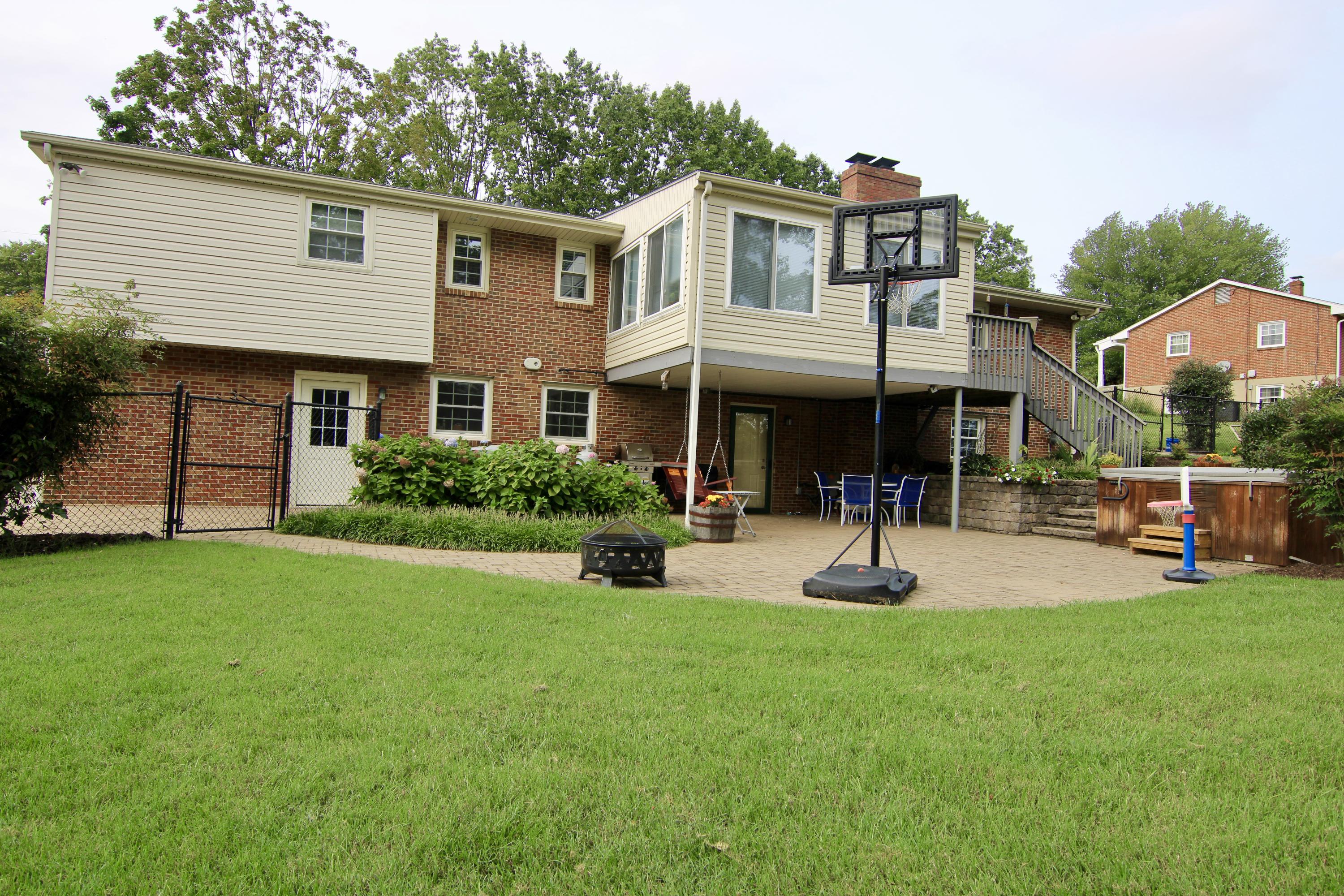 500 Diamond Road Salem, VA 24153 - Photo 4 of 22 Rear yard/ entertainment area