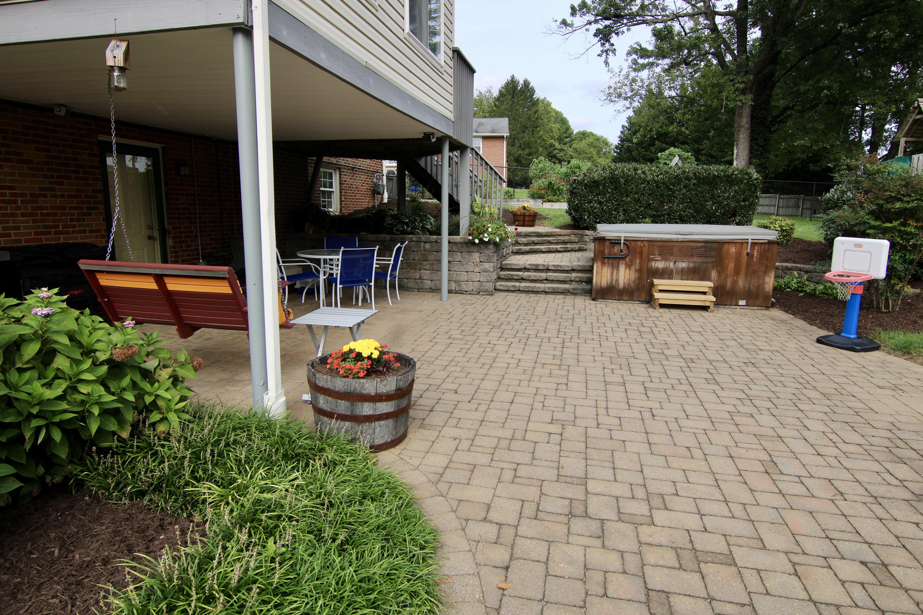 500 Diamond Road Salem, VA 24153 - Photo 5 of 22 Rear patio