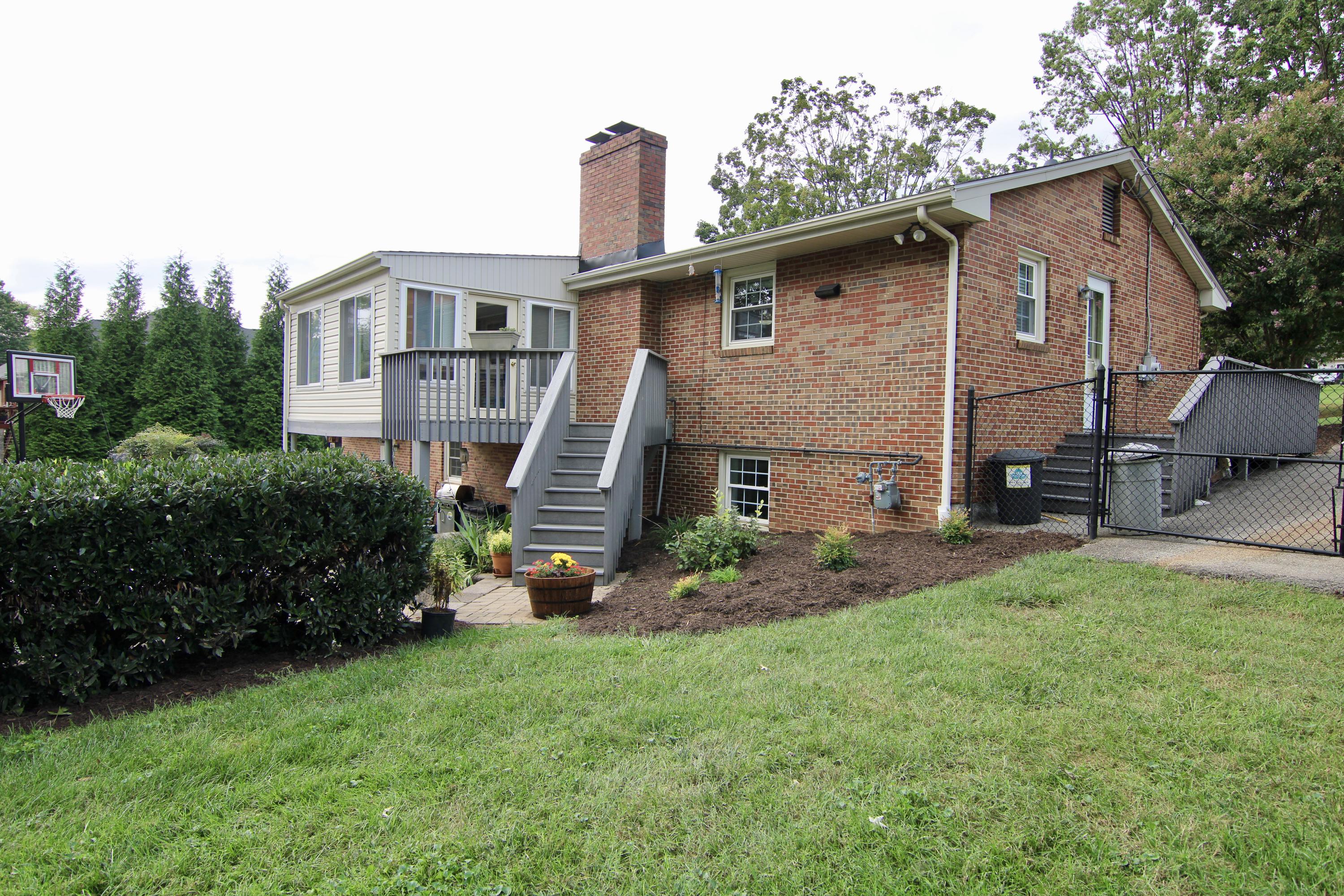 500 Diamond Road Salem, VA 24153 - Photo 7 of 22 Rear yard/deck area
