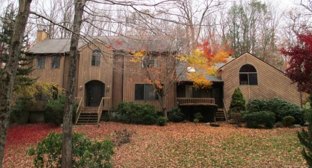 25 North Valley Road Ridgefield, CT 06877 - Photo 1 of 1 a front view of a house with garden