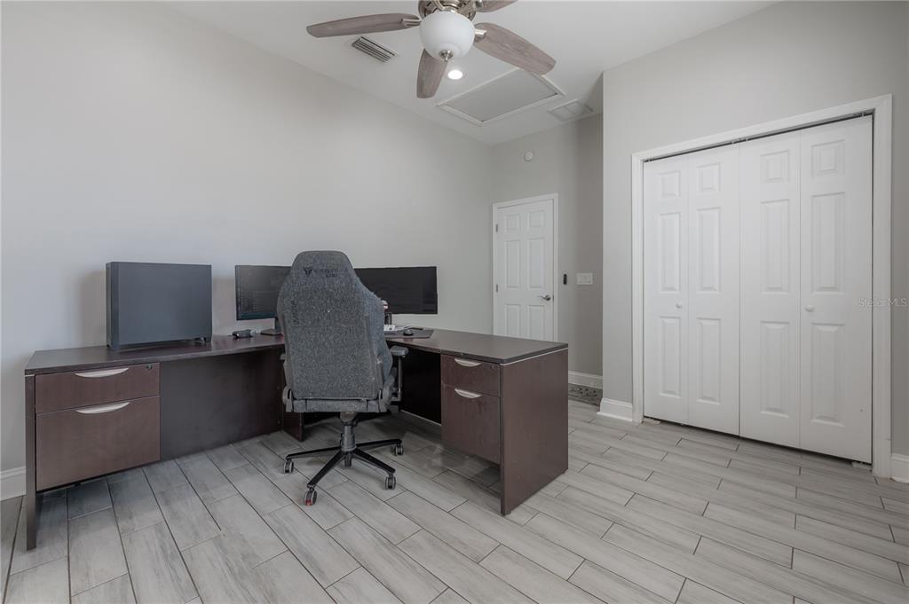 2341 West Chestnut Street Tampa, FL 33607 - Photo 33 of 42 a workspace with furniture