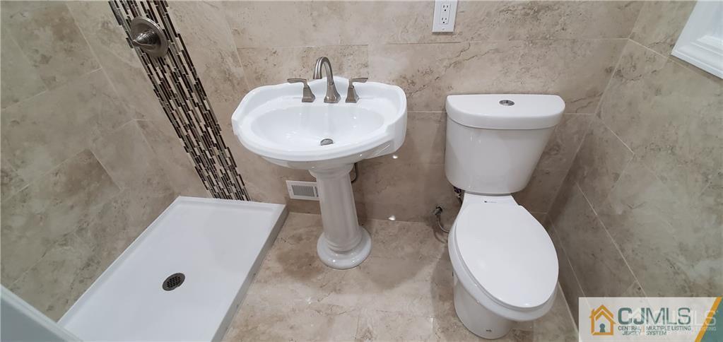 10 Huntington Road Edison, NJ 08820 - Photo 19 of 32 a bathroom with a toilet and a sink