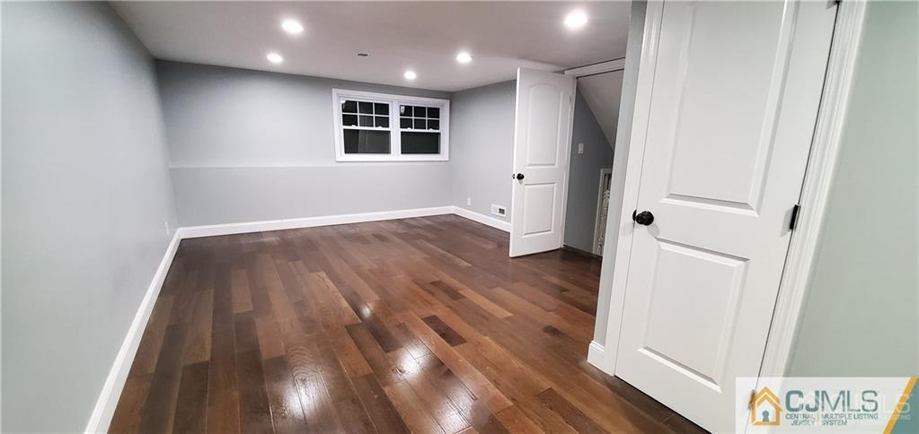 10 Huntington Road Edison, NJ 08820 - Photo 23 of 32 an entryway of a house with wooden floor