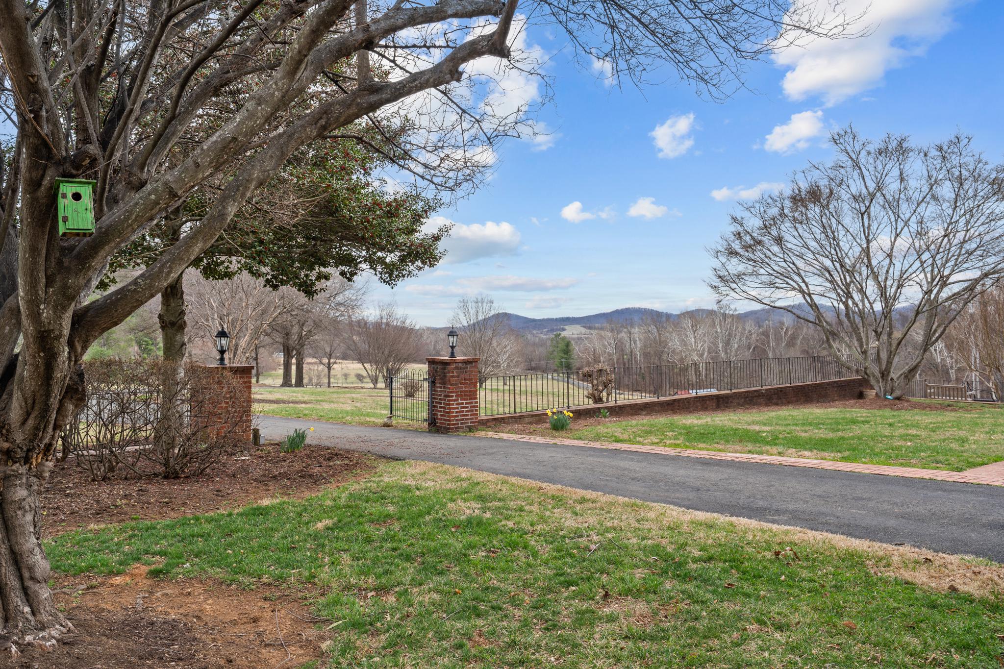 94 Old Hollow Road Sperryville, VA 22740 - Photo 34 of 38 a backyard of a house with table and chairs