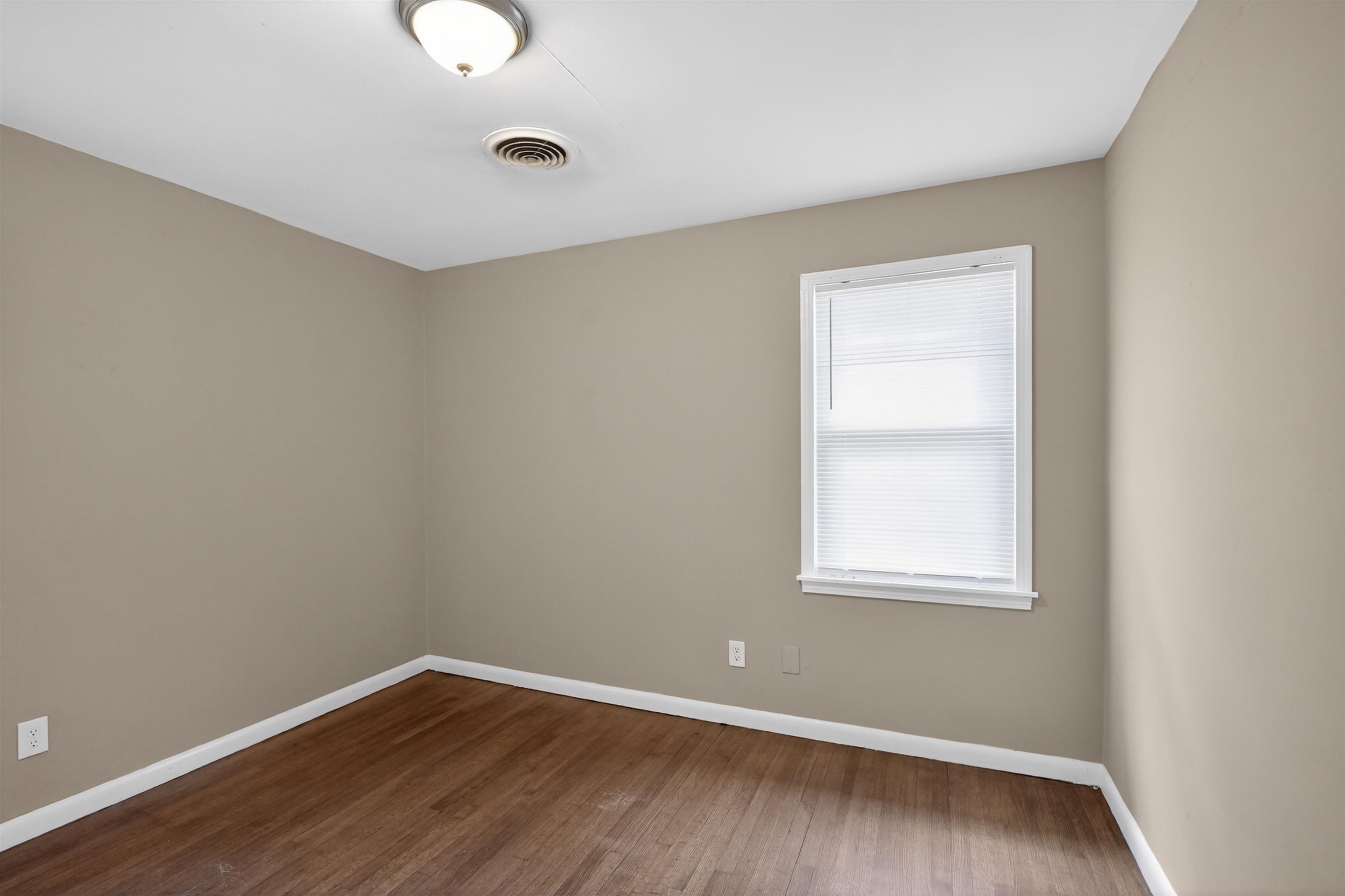 1514 Mt Moriah Road Memphis, TN 38117 - Photo 21 of 34 Room featuring neutral wall tones and wood-finish flooring