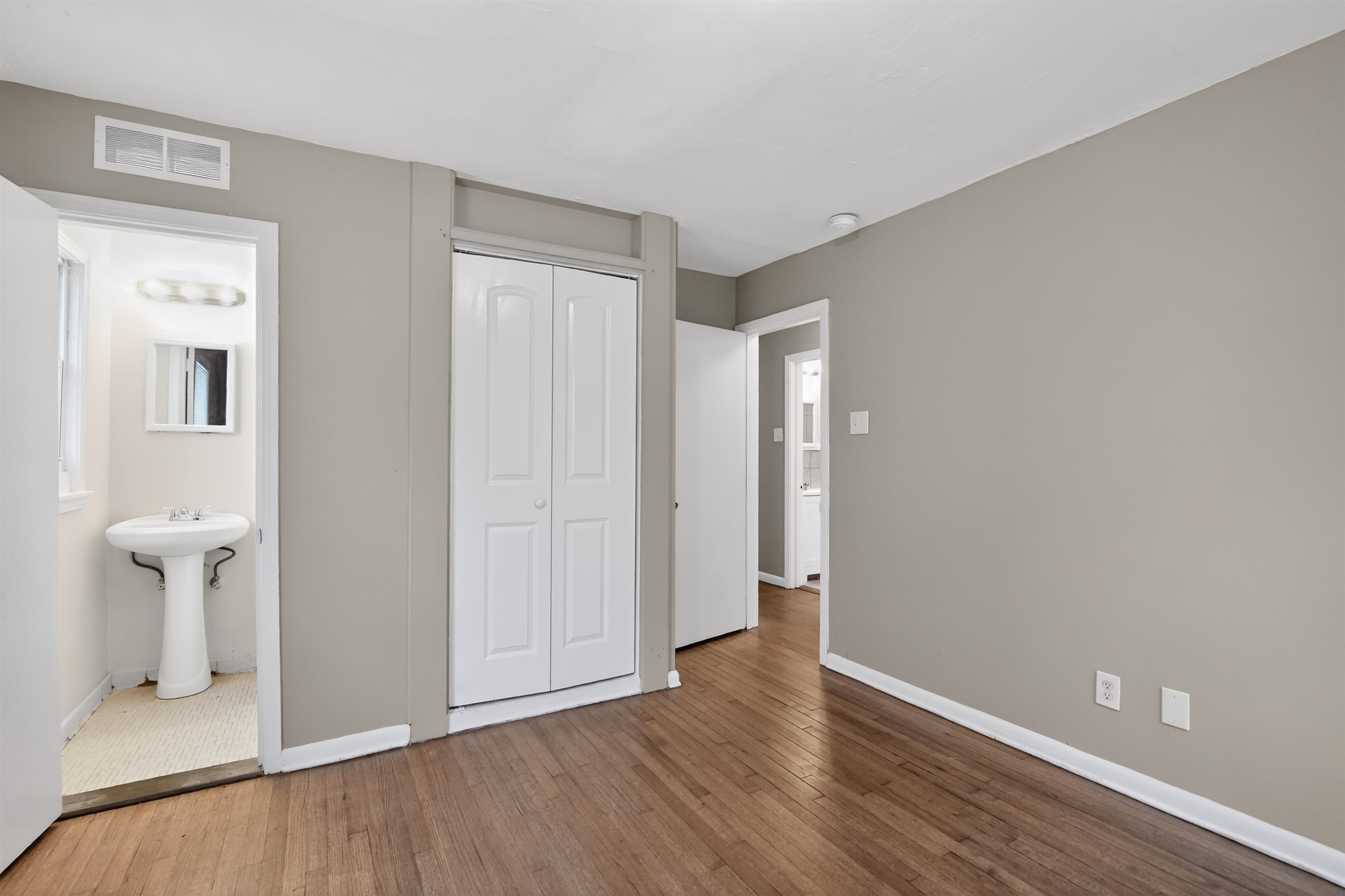 1514 Mt Moriah Road Memphis, TN 38117 - Photo 26 of 34 Hardwood-style flooring throughout, complemented by neutral wall paint