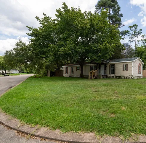 a view of a house with a backyard